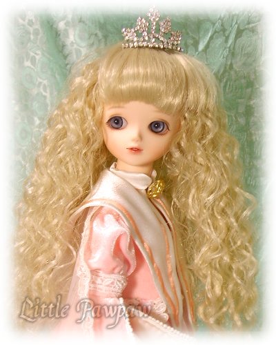 モデルはサランです