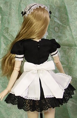 エプロンの後ろスナップはハイウエストなので2個。