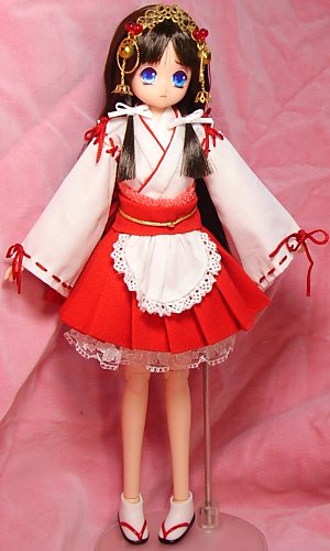 前は帯とエプロン。このメイドさんは腹でも減っているのか…